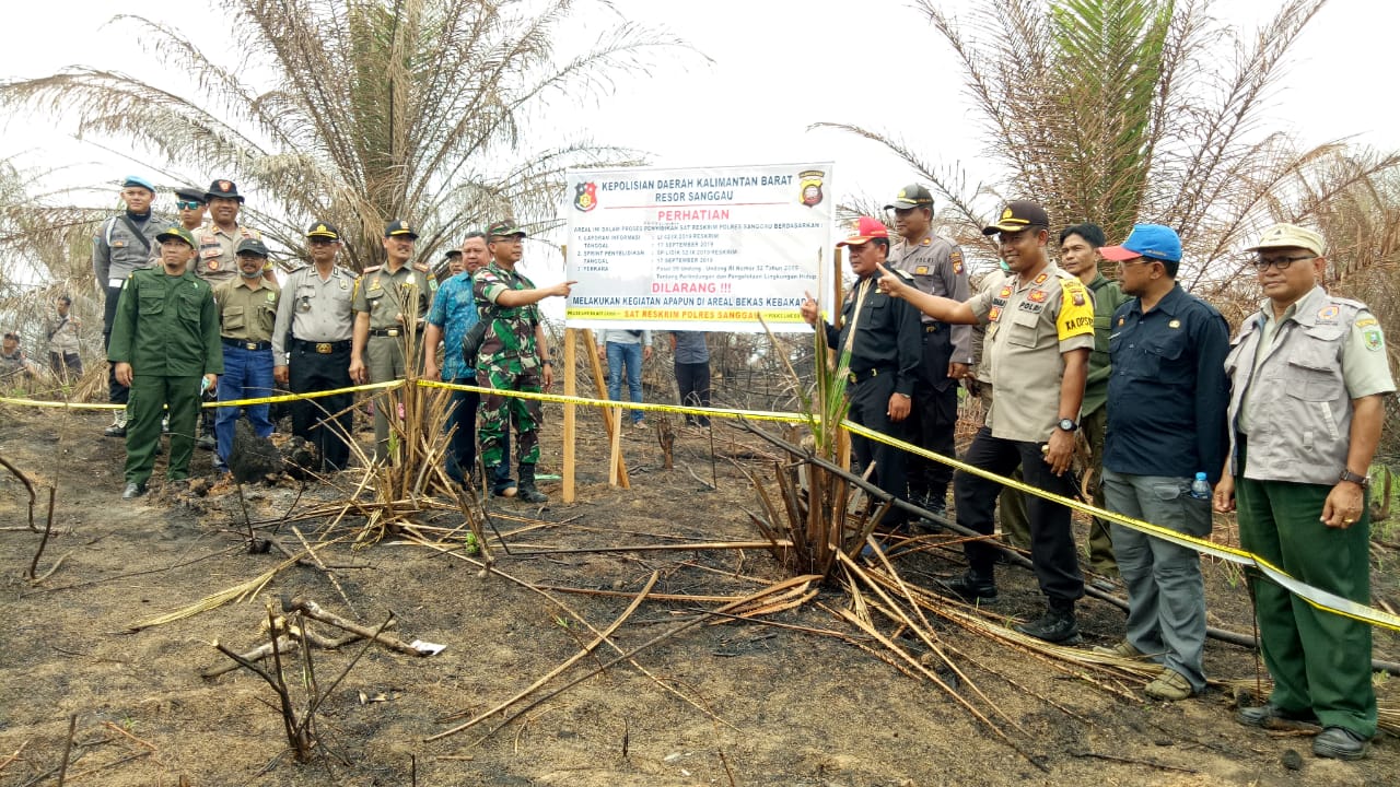 Foto---Bupati, Kapolres, Dandim 1204/Sgu Serta Dinas/Instansi Terkait Saat Menyegel PTPN XIII Afdeling V Sungai Dekan Desa Sungai Alai dan, Afdeling III Rimba Belian Desa Semerangkai Kecamatan Kapuas, Minggu (22/09/2019).