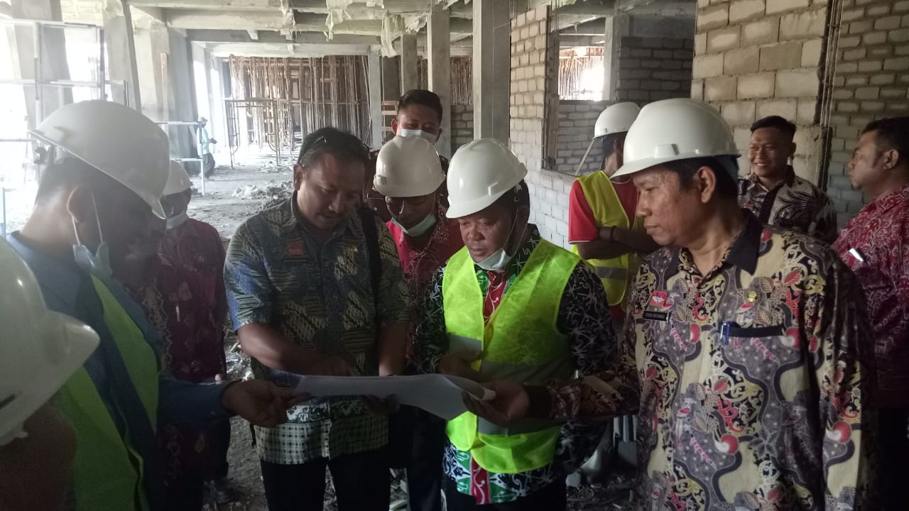 Foto—Bupati Sanggau, Kajari dan sejumlah kepala OPD melihat langsung progres pembangunan gedung RSUD M.Th Djaman, Kamis (12/9)