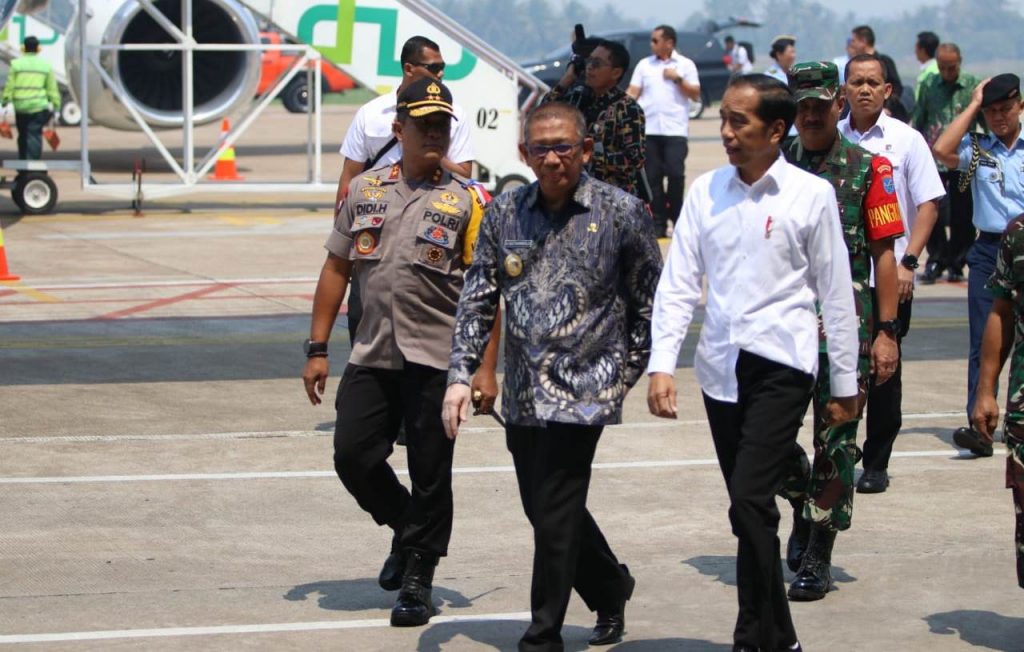 Caption foto: Presiden Jokowi disambut pejabat di Kalbar di Bandara Supadio Pontianak, Kamis (5/9). Foto: Humas Polda Kalbar.