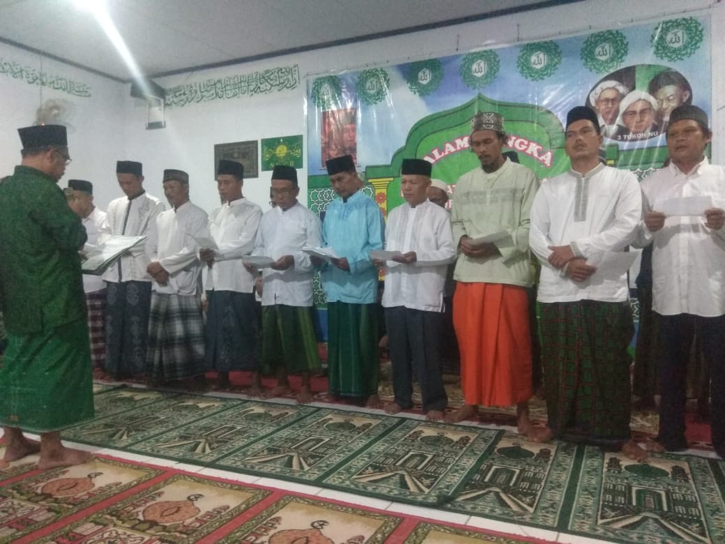 Foto--Ketua PCNU Sanggau H. Toyib SA melantik pengurus ranting NU Desa Kelompu Kecamatan Kembayan, Sabtu (21/9)