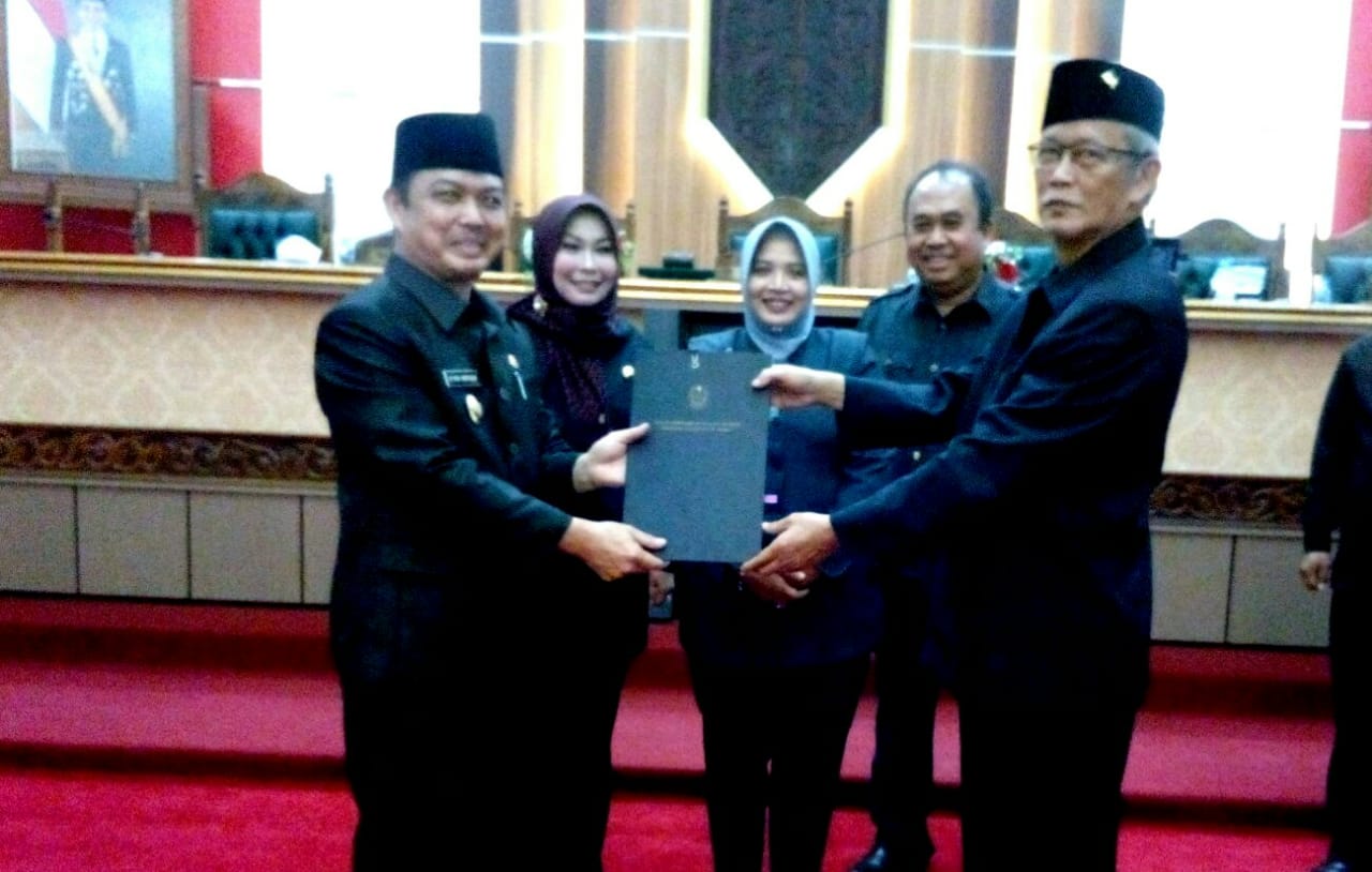 Foto: Pimpinan DPRD Kalbar menyerahkan Berita Acara Pengesahan APBD TA 2020 ke Wakil Gubernur Kalbar, Ria Norsan di Balairungsari DPRD Provinsi Kalbar, Kamis (12/09/2019)