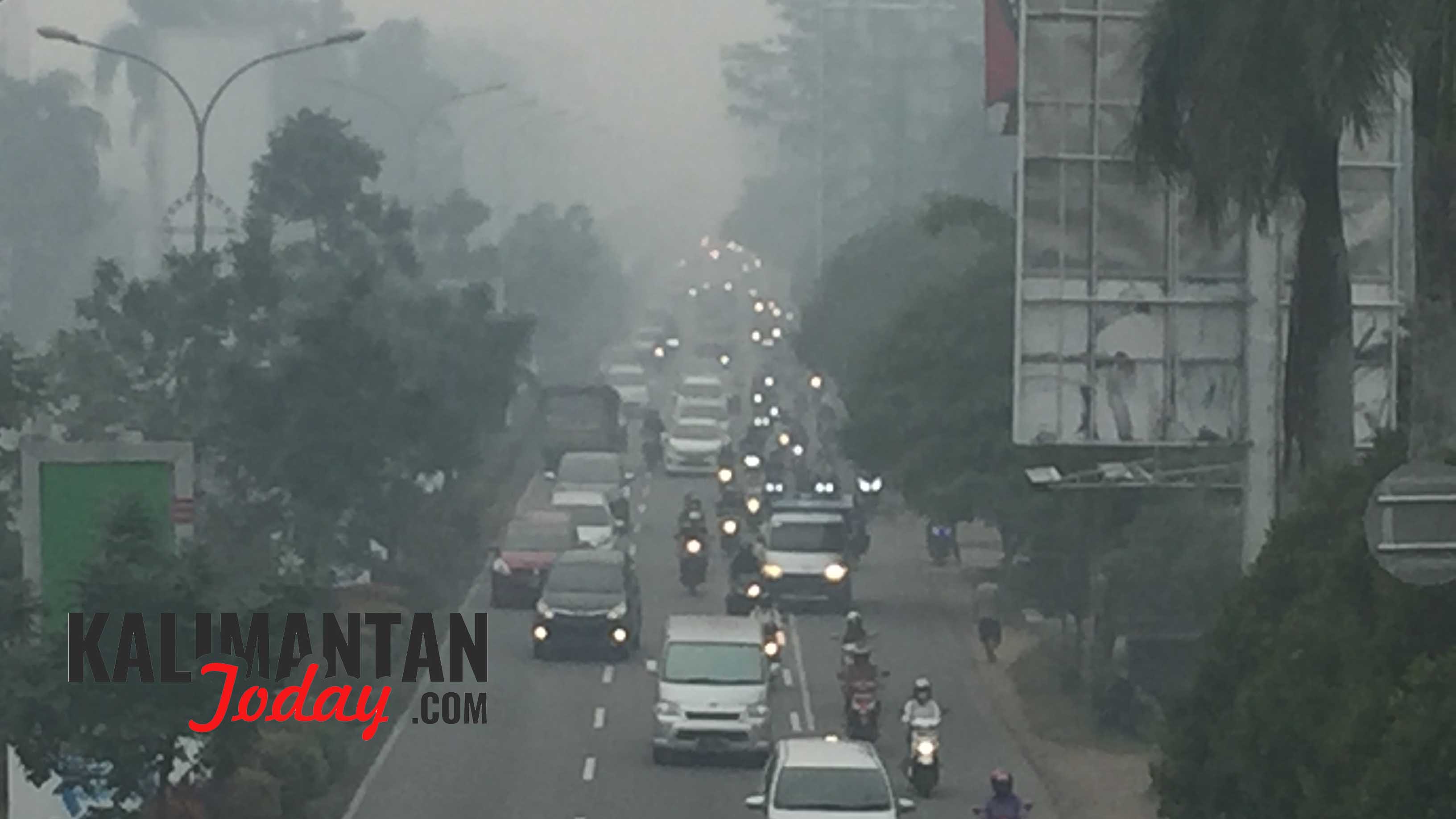 Kabut asap semakin pekat menyelimuti Kota Pontianak, senin(16/9). FOTO/Lukas b wijanarko