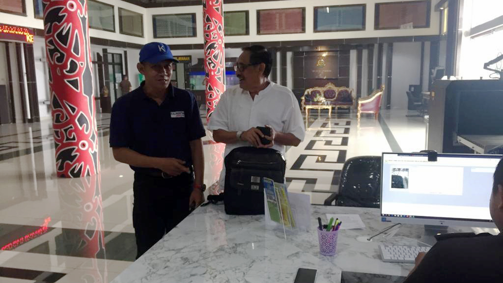 Reporter Kalimantan Today bersama Abang Timbul Husain sebelum acara pemeriksaan di Kejati Kalbar