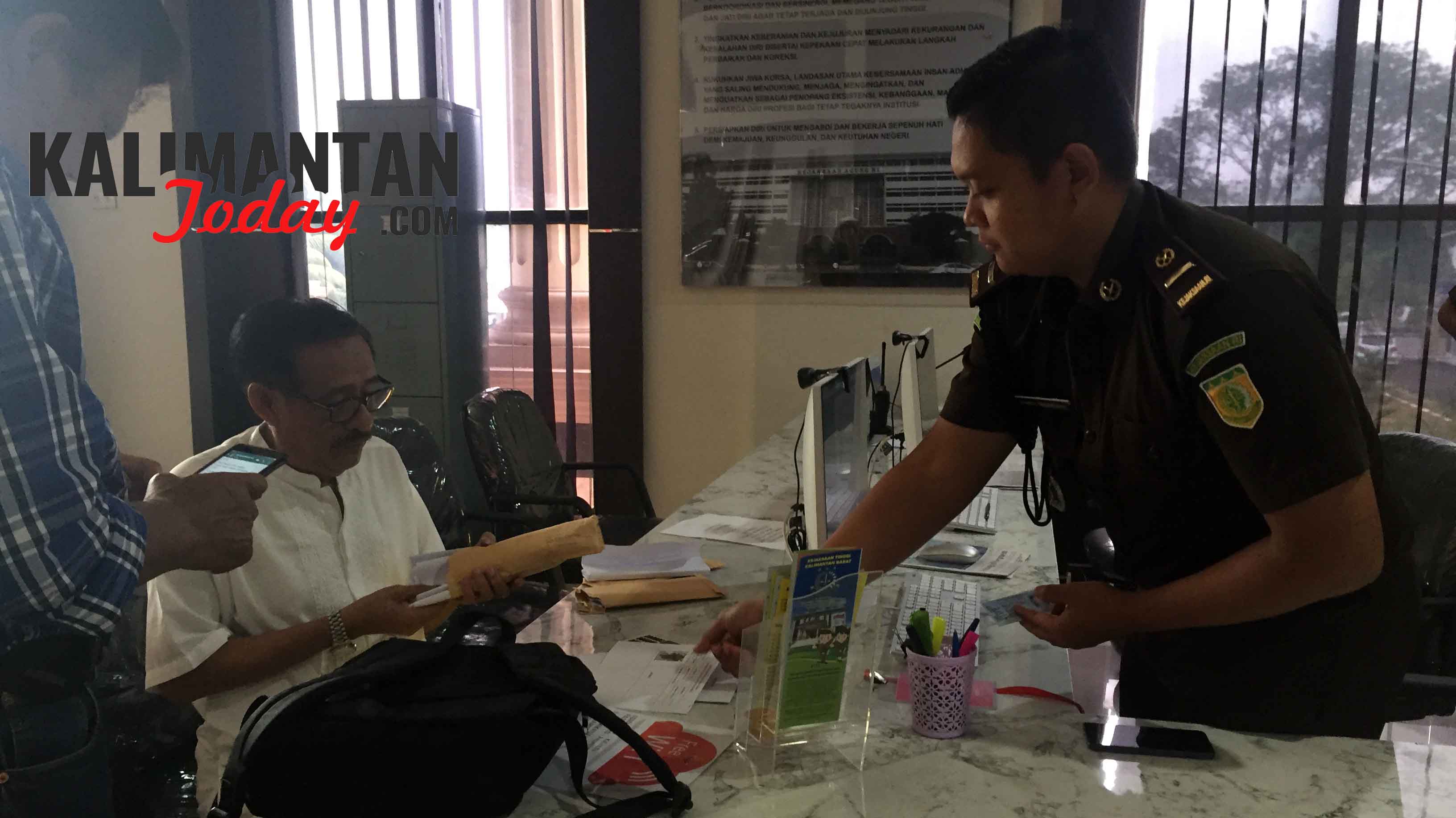 Mantan Bupati Kapuas Hulu, Abang Tambul Husin mendatangi kantor Kejati Kalbar, Selasa, (10/9/2019). FOTO/Lukas B Wijanarko