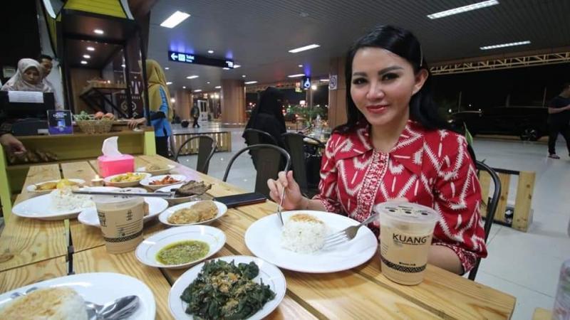 Bupati Landak, Karolin Margret Natasa menyantap nasi dari beras lokal Landak di salah satu rumah makan di Bandara Internasional Supadio Pontianak. Saat ini beras lokal Landak sudah dipakai sejumlah usaha kuliner di Bandara Supadio