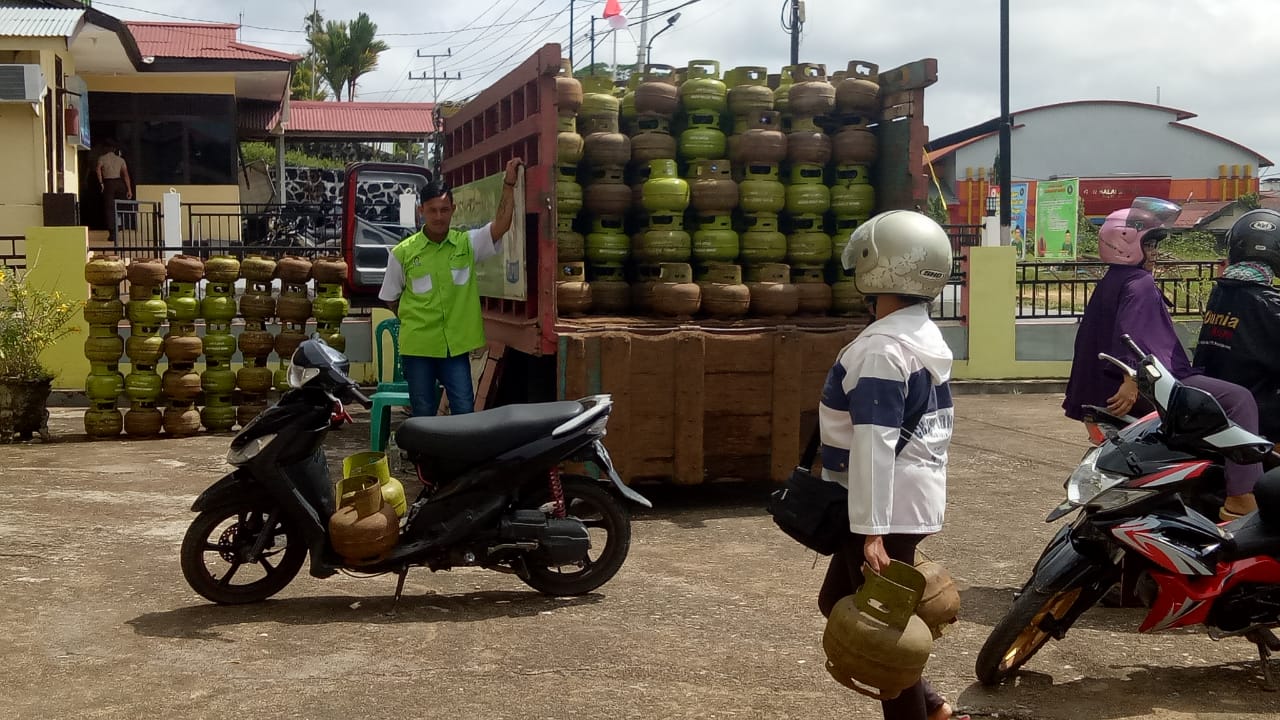 Warga antre mendapatkan gas LPG 3 Kg—dok