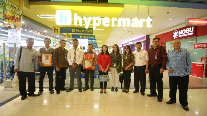 Beras asal Kabupaten Landak yang sudah mulai di pasarkan ke Hypermart Artikel ini telah tayang di tribunpontianak.co.id dengan judul Hasil Melimpah, Beras Landak Masuk Hypermart, https://pontianak.tribunnews.com/2019/01/09/hasil-melimpah-beras-landak-masuk-hypermart. Penulis: Alfon Pardosi Editor: Dhita Mutiasari