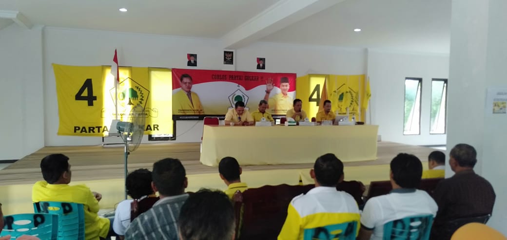 Foto—Ketua DPD Golkar Sanggau, Fransiskus Ason (dua dari kiri) memimpin langsung rapat penetapan Wakil Ketua DPRD sementara, Selasa (24/9) 