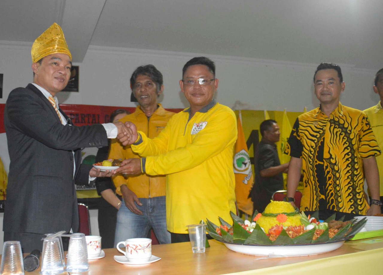 Foto---Ketua DPD Golkar Sanggau, Fransiskus Ason memberikan potongan tumpeng pada Wakil Ketua DPRD Sanggau dari Partai Golkar, Timotius Yance, pada peringatan HUT Golkar ke-55, Senin (28/10) sore di gedung Golkar Sanggau