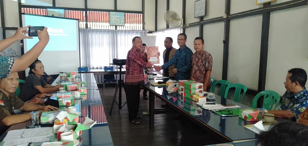 Foto--Suasana audiensi LAMS dan perwakilan konsumen bersama managemen PDAM Tirta Pancur Aji Sanggau yang dipimpin Direktur PDAM, Yohanes Andriyus Wijaya, Kamis (10/10).