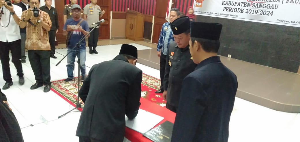 Foto-- Bupati melantik 17 pengurus FKUB Kabupaten Sanggau, Kamis (3/10)