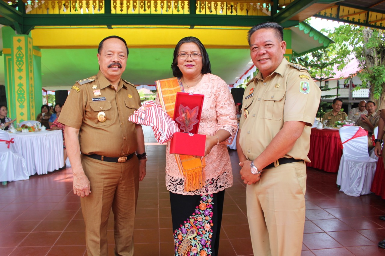 Foto---FOTO BERSAMA. Eks Kepala Dinas Lingkungan Hidup Sanggau, Bashita Ginting diapit Bupati Paolus Hadi (kanan) dan Wabup Yohanes Ontot, Senin (7/10)