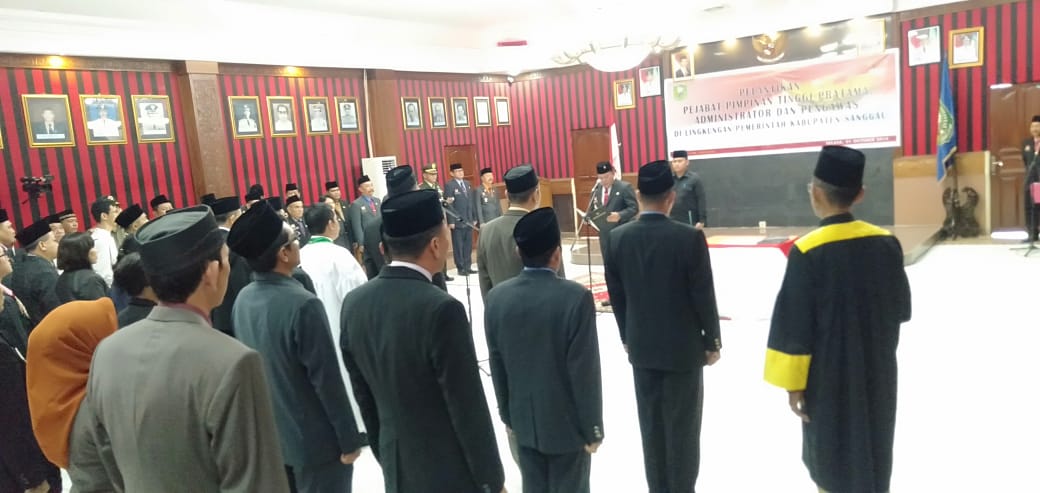 Foto—Bupati Paolus Hadi memimpin pembacaan sumpah dan janji pelantikan Eslon II dan pengukuhan sejumlah pejabat di lingkungan Sekretariat Dewan, Selasa (1/10) di aula lantai I kantor Bupati Sanggau 