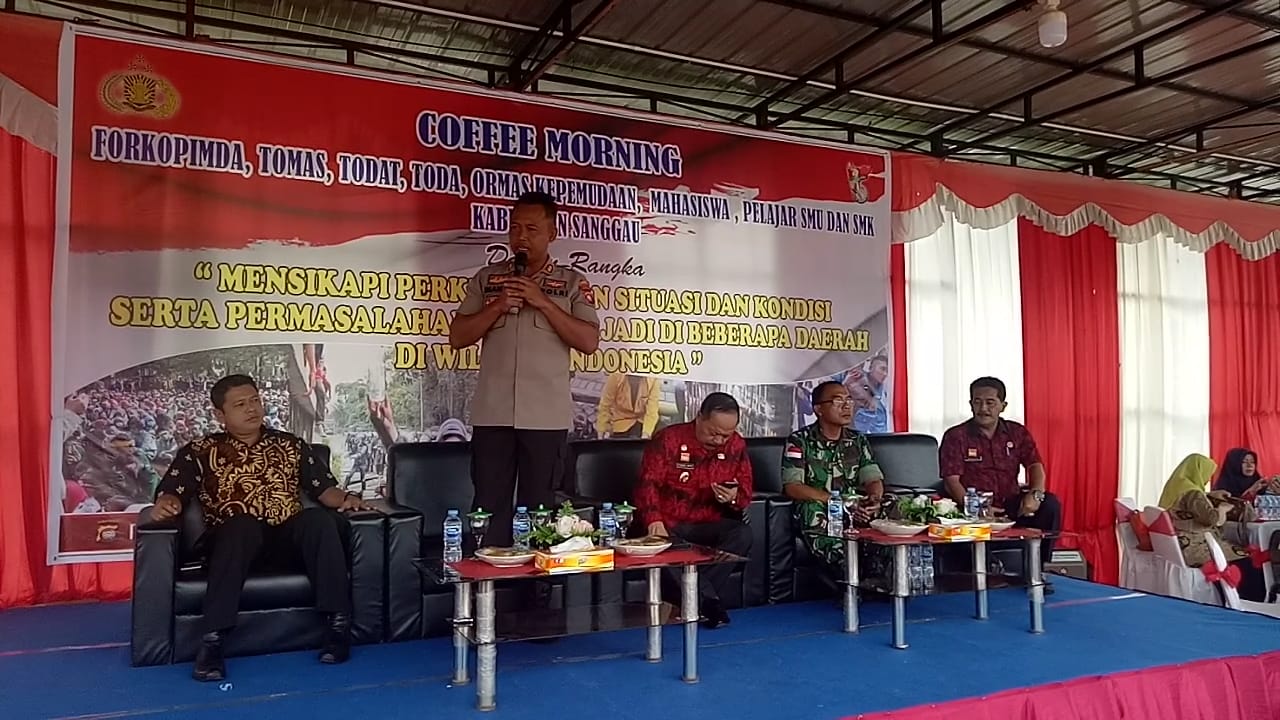 Foto--Kapolres menyampaikan materi tentang ancaman Kamtibmas di Indonesia dan Kabupaten Sanggau pada acara coffe morning di Tribun Promoter Mapolres Sanggau, Rabu (2/10)