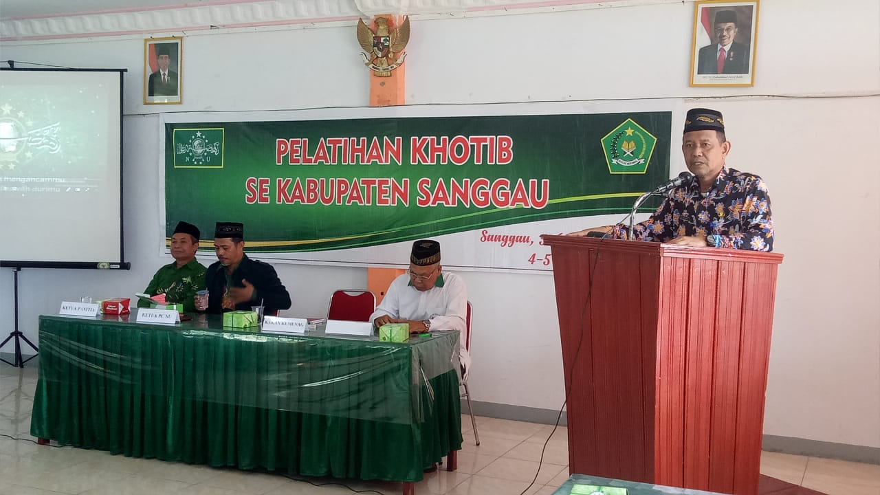 Foto--Kepala.Kantor Kementerian Agama Drs. H. M. Taufik menyampaikan sambutannya pada acara pelatihan khatib se Kabupaten Sanggau, Jumat (4/10).