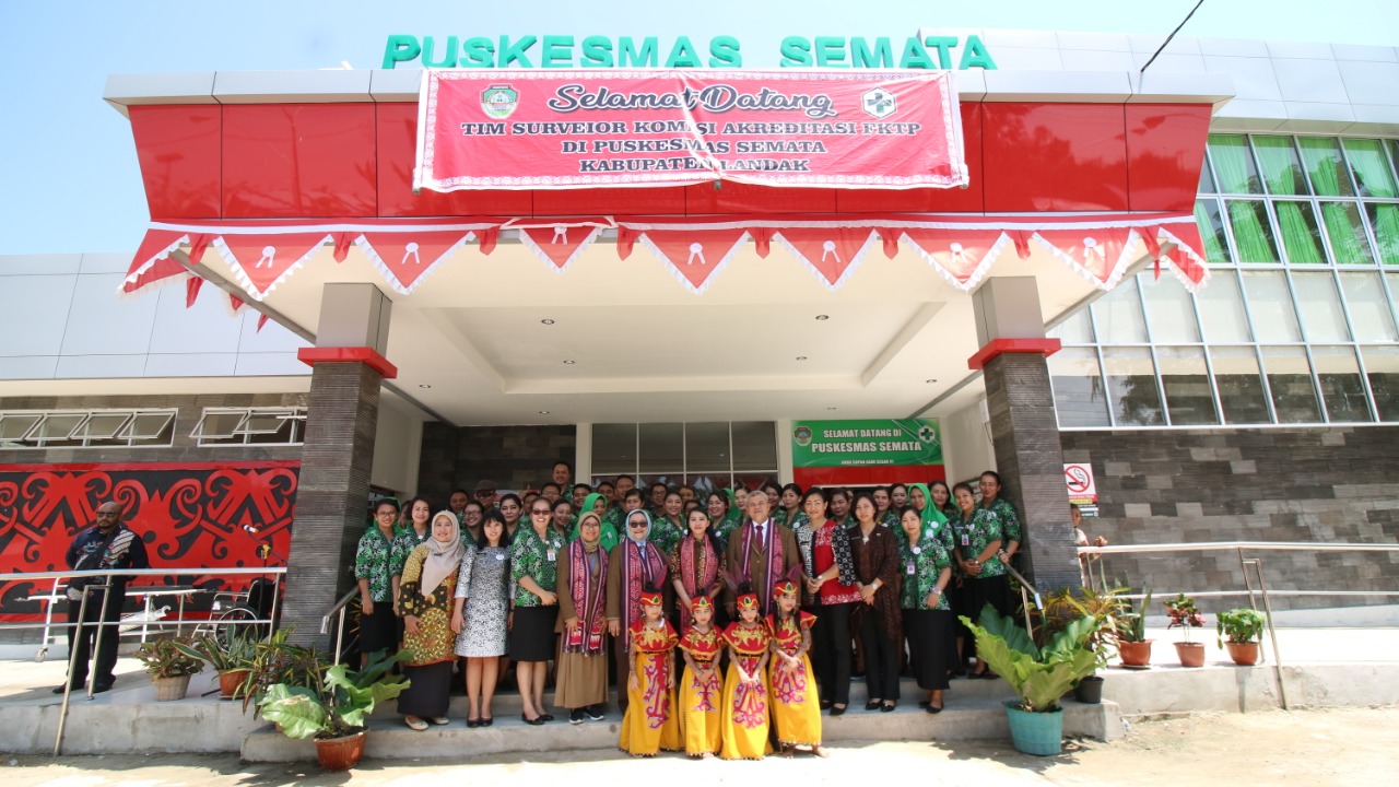 Tim Kemenkes bersama Bupati Landak, Karolin Margret Natasa