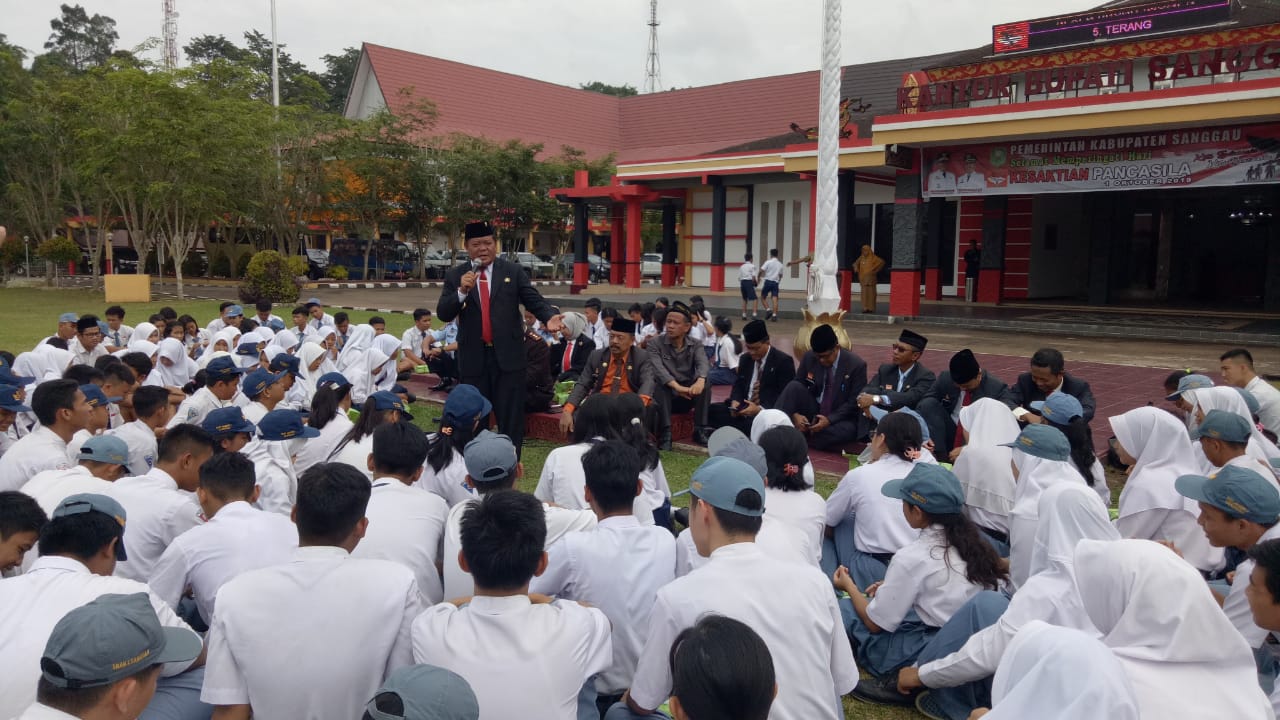 Foto---LESEHAN. Bupati Paolus Hadi berdialog bersama pelajar di halaman Kantor Bupati, Selasa (1/10)