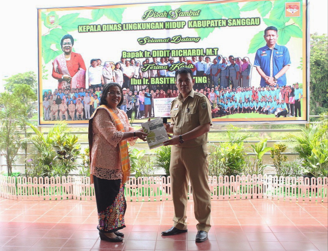 Foto--- Penyerahan memori jabatan Kepala Dinas Lingkungan Hidup yang lama dari Bashita Ginting (kiri) kepada Kepala Dinas Lingkungan Hidup yang baru, Didit Richardi, Senin (7/10)