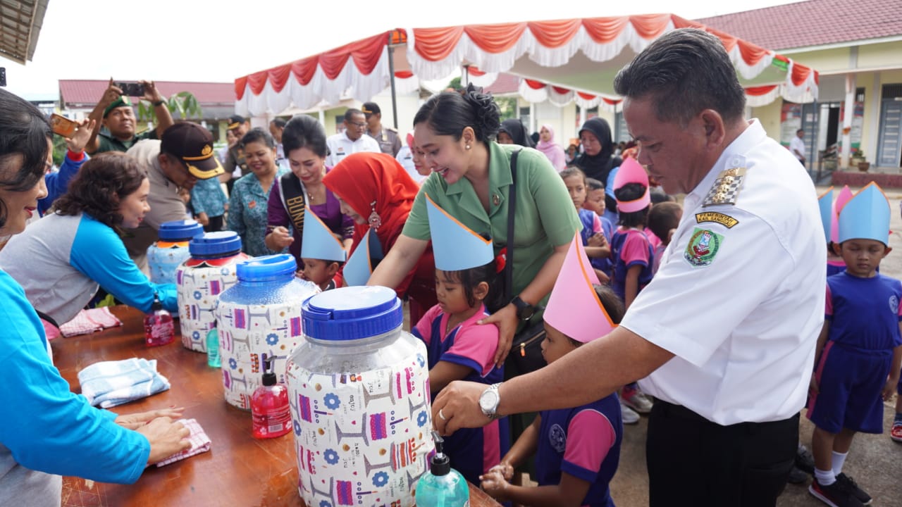 Foto---Bupati Paolus Hadi ikut mencuci tangan di acara cuci tangan pakai sabun, di gedung Antong Ngelayan, Komplek Sabang Merah, Kamis (17/10)—Humas Pemkab Sanggau
