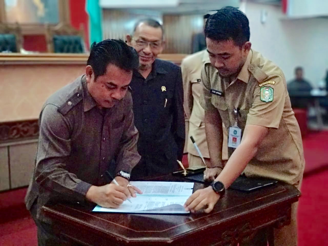Pimpinan Sementara, Minsen menandatangani berkas penetapan Pimpinan Definitif DPRD Provinsi Kalbar, di Balairungsari DPRD Kalbar, Senin (14/10/2019).