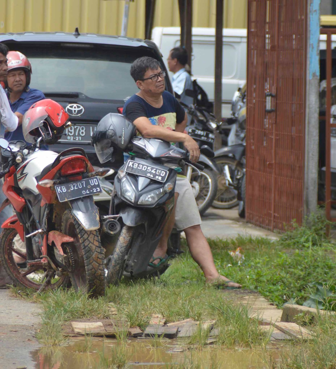 Akuet hanya melihat dari kejauhan melihat sebagian ruko yang baru dibangunnya dieksekusi Satpol PP