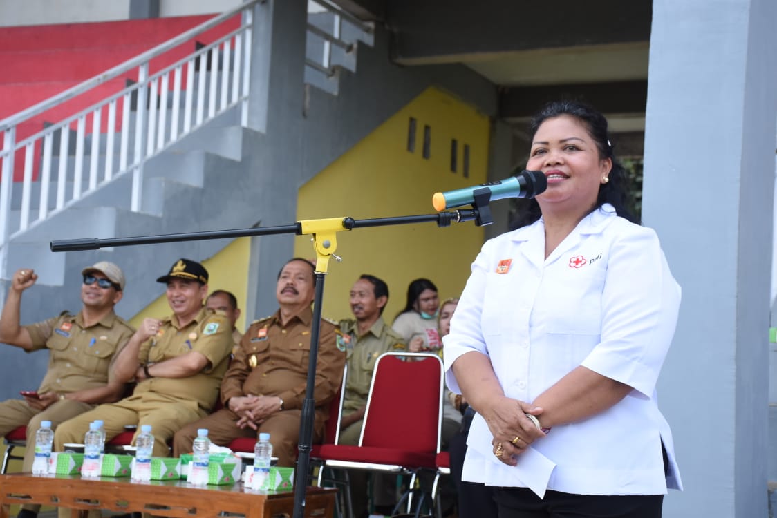 Foto—Ketua PMI Kabupaten Sanggau, Yohana Kusbariah Ontot memberikan sambutan pada pembukaan latihan gabungan PMR dan PMI, Selasa (29/10) di lapangan sepakbola Kecamatan Kembayan.