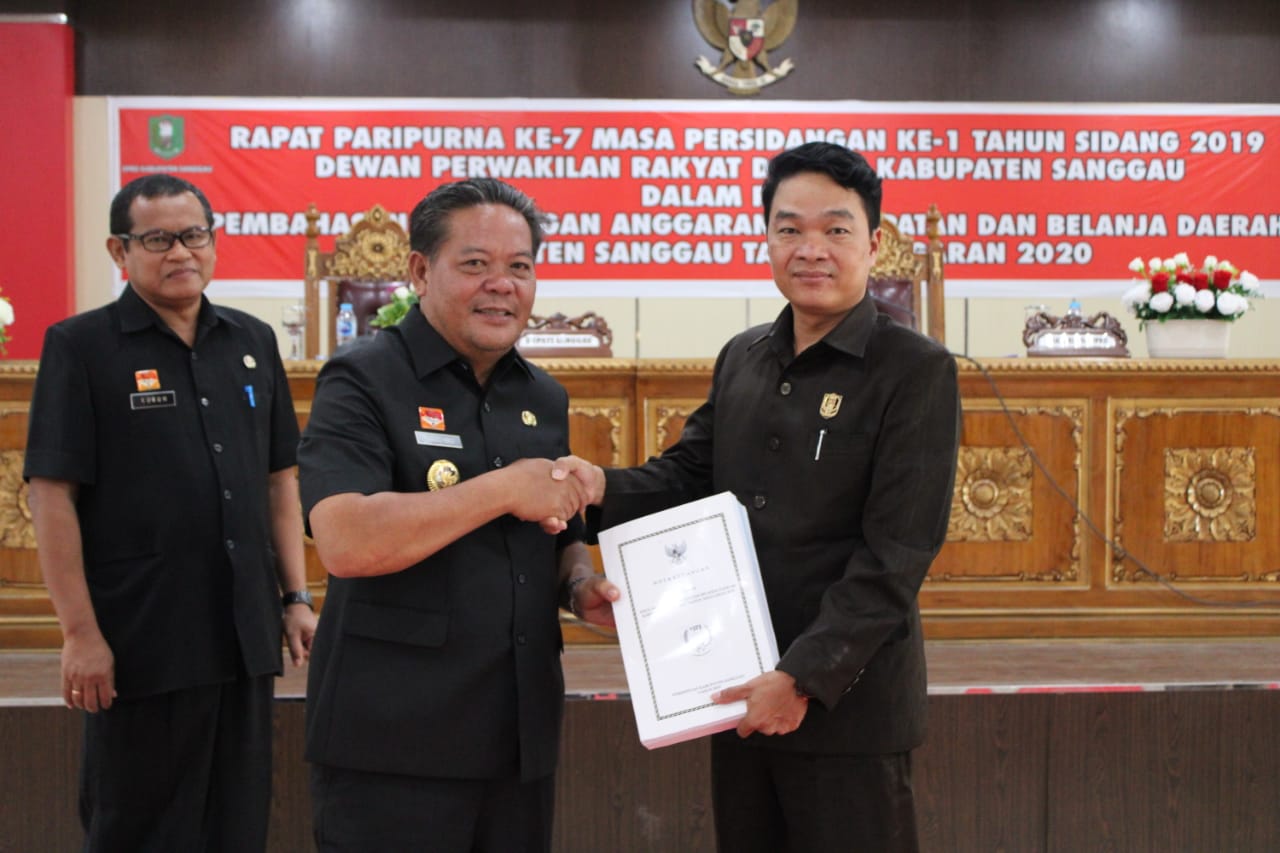 Foto---Bupati Paolus Hadi (tengah) menyerahkan nota pengantar RAPBD 2020 kepada pimpinan sidang, Timotius Yance dalam rapat paripurna yang digelar, Jumat (15/11)