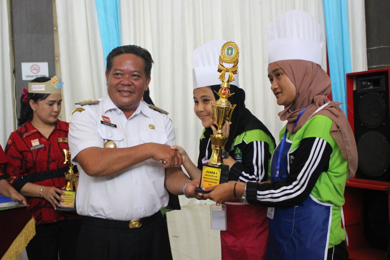 Foto---Bupati Sanggau, Poalus Hadi menyerahkan hadiah kepada pemenang lomba masak chef junior asal Kecamatan Jangkang, Rabu (13/11)