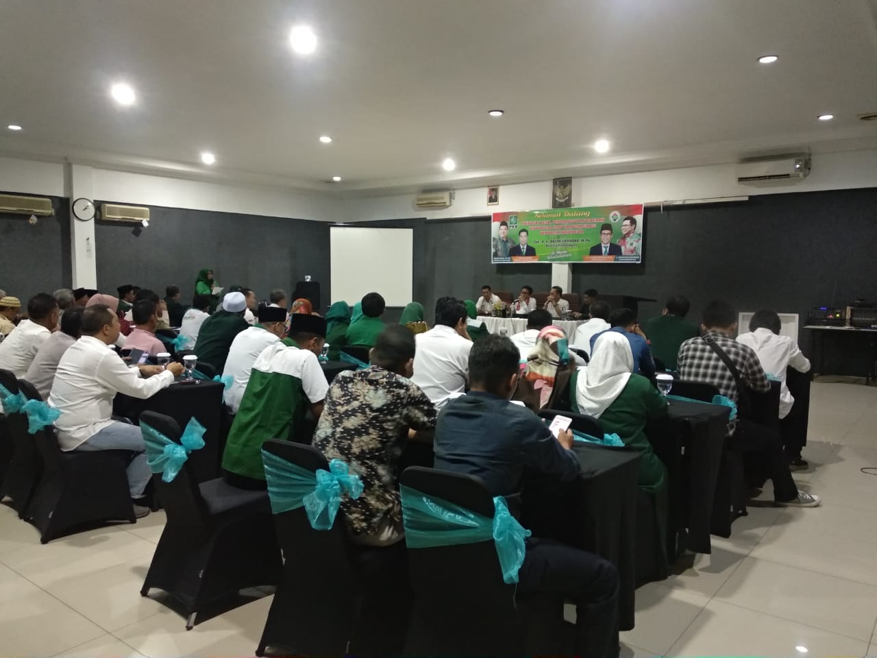 Silaturrahmi Ketua Bidang Eksekutif dan Legislatif DPP PKB, Abdul Halim Iskandar dengan DPW dan DPC PKB Kalbar, di Restoran Randayah, Hotel Dangau Kubu Raya, Senin (04/11/2019)