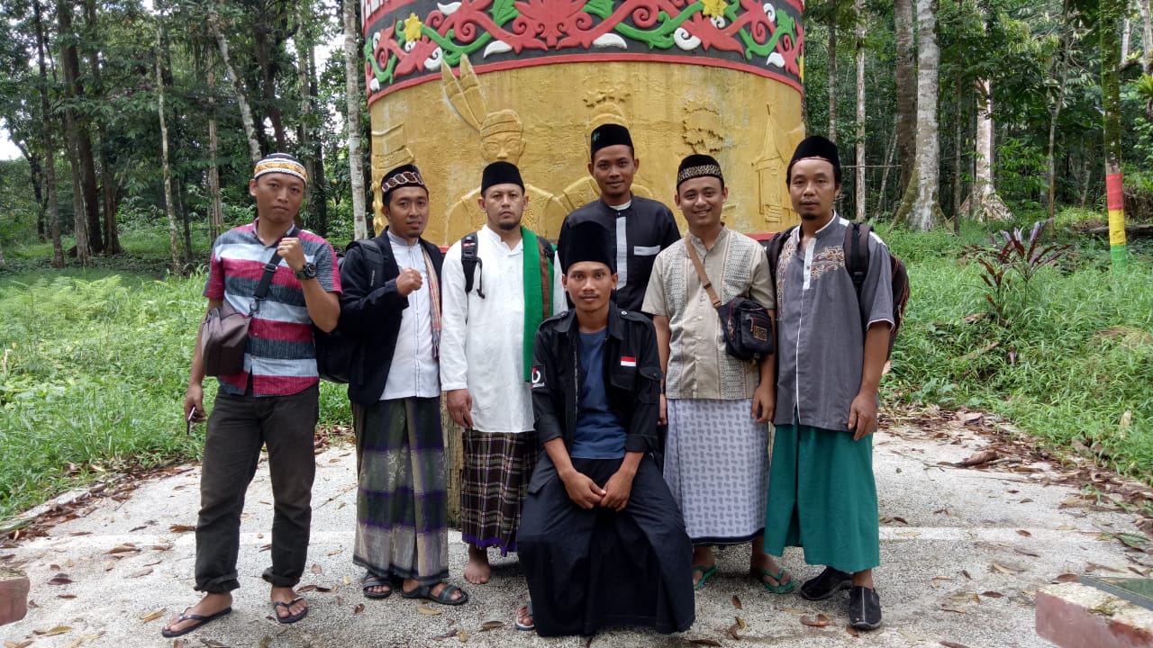 Wisata Religi ke Makam Raja Sanggau