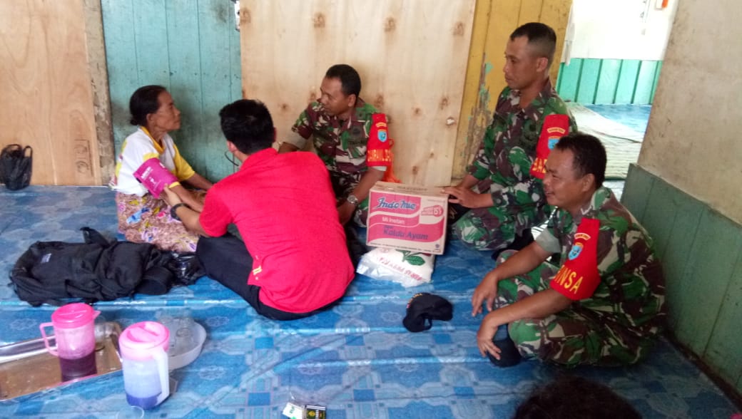 Foto---Didampingi dua anggotanya, Plh Dabramil Jangkang mendampingi petugas kesehatan dari Puskesmas setempat melakukan pemeriksaan kesehatan Nenek Salmah, Minggu. (3/11)