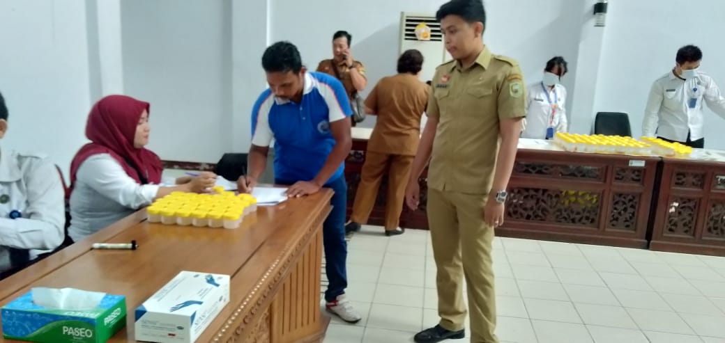 Foto---Para pegawai memberikan sampel urine mereka untuk dites oleh petugas Badan Narkotika Nasional Kabupaten (BNNK) Sanggau, Selasa (19/11) pagi di aula lantai I kator Bupati Sanggau