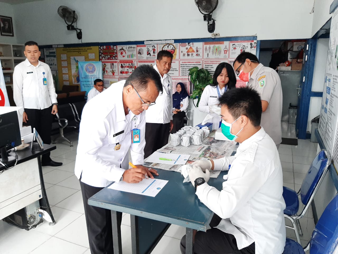 Foto---Pegawai BNNK Sanggau Saat Mengikuti Tes Urin di Kantor BNNK Sanggau, Selasa (26/11)