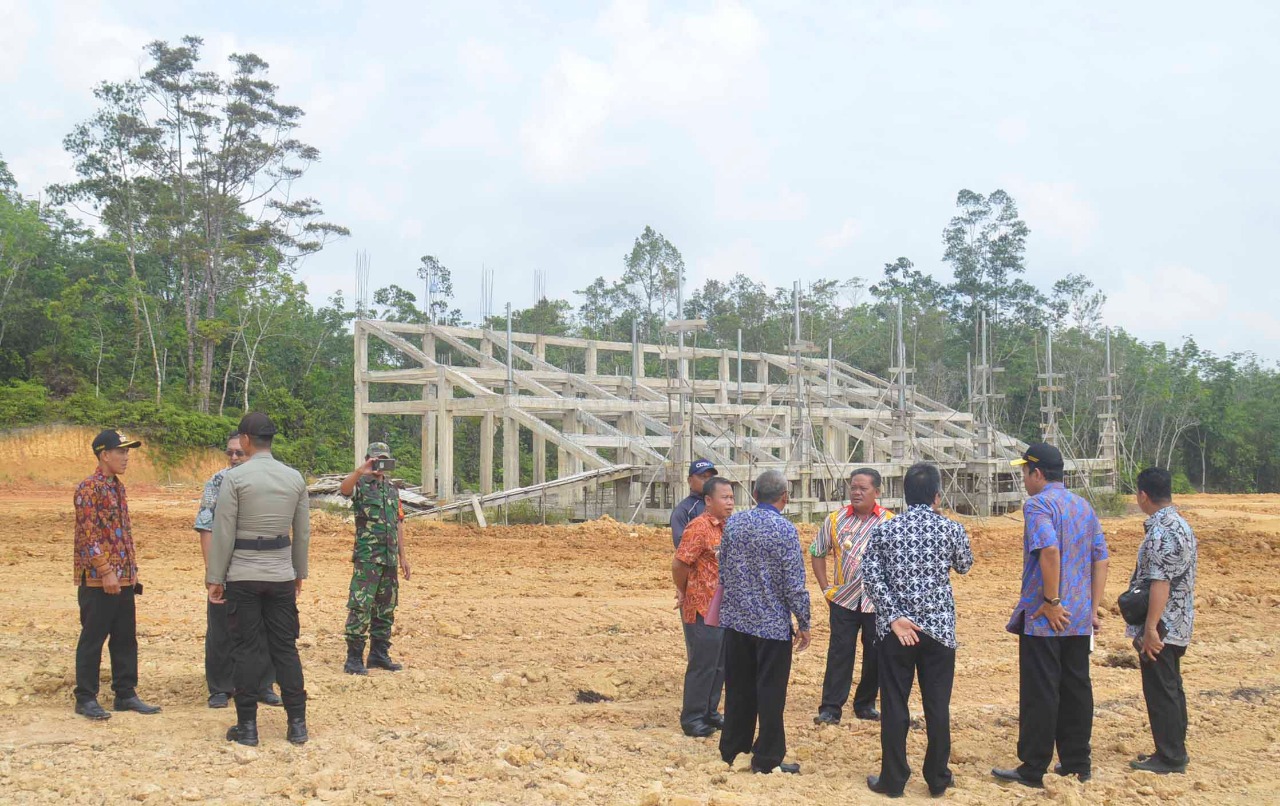 Foto---Bupati Paolus Hadi beserta rombongan mengecek lokasi persiapan termasuk tribun MTQ ke-28 tingkat Kabupaten di Kecamatan Bonti, Kamis (7/11)