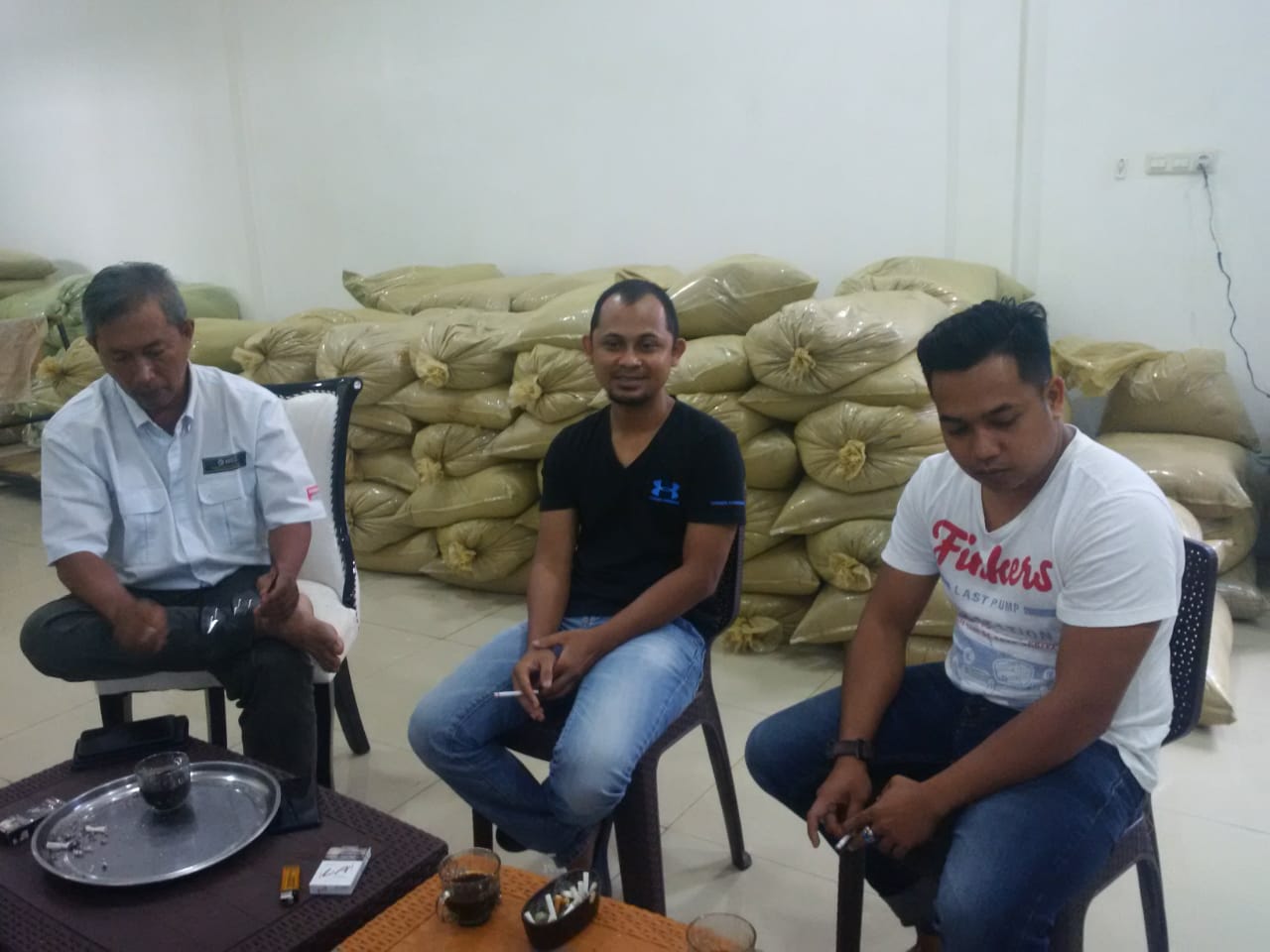 Muhammad Zakariah (Jack) diapit Asosiasi Komphar di ruang produksi Kratom