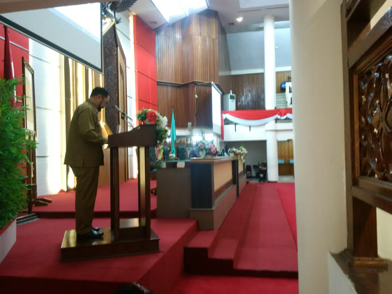 Sekwan Kalbar, Muhammad Ridwan membacakan nama-nama Anggota DPRD Kalbar yang masuk AKD, di Balairungsari, Selasa (26/11/2019) sore