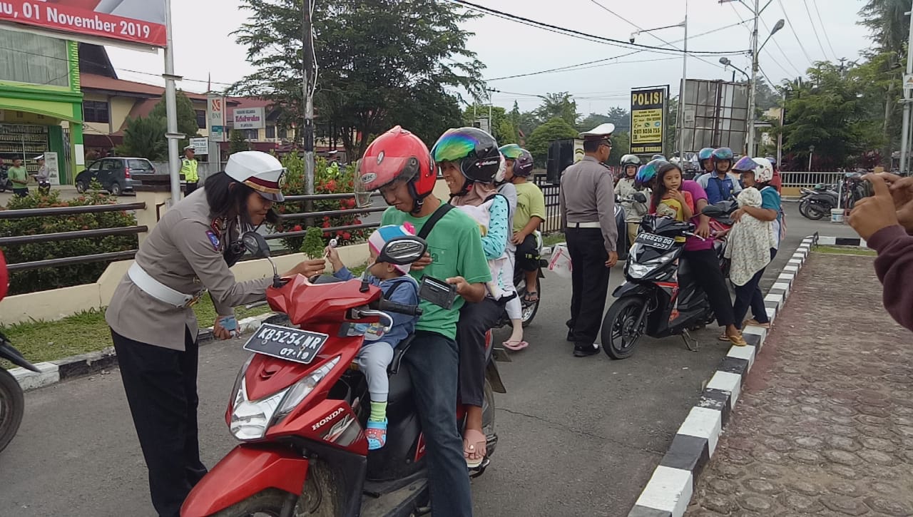 MEMBAGIKAN PERMEN. Operasi Zebra Kapuas 2019 di hari terakhir di depan Mapolres Sanggau, Selasa (5/11)---Kiram Akbar