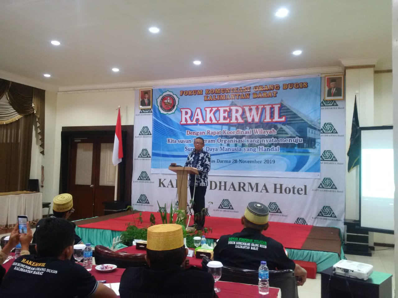 Gubernur Kalbar Sutarmidji bersalaman dengan Ketua Umum FKOB Kalbar Ardiansyah, usai membuka Rakerwil FKOB di Ruang Belian Kapuas Dharma Hotel Pontianak, Kamis (28/11/2019).