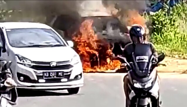 Mobil Terios Terbakar