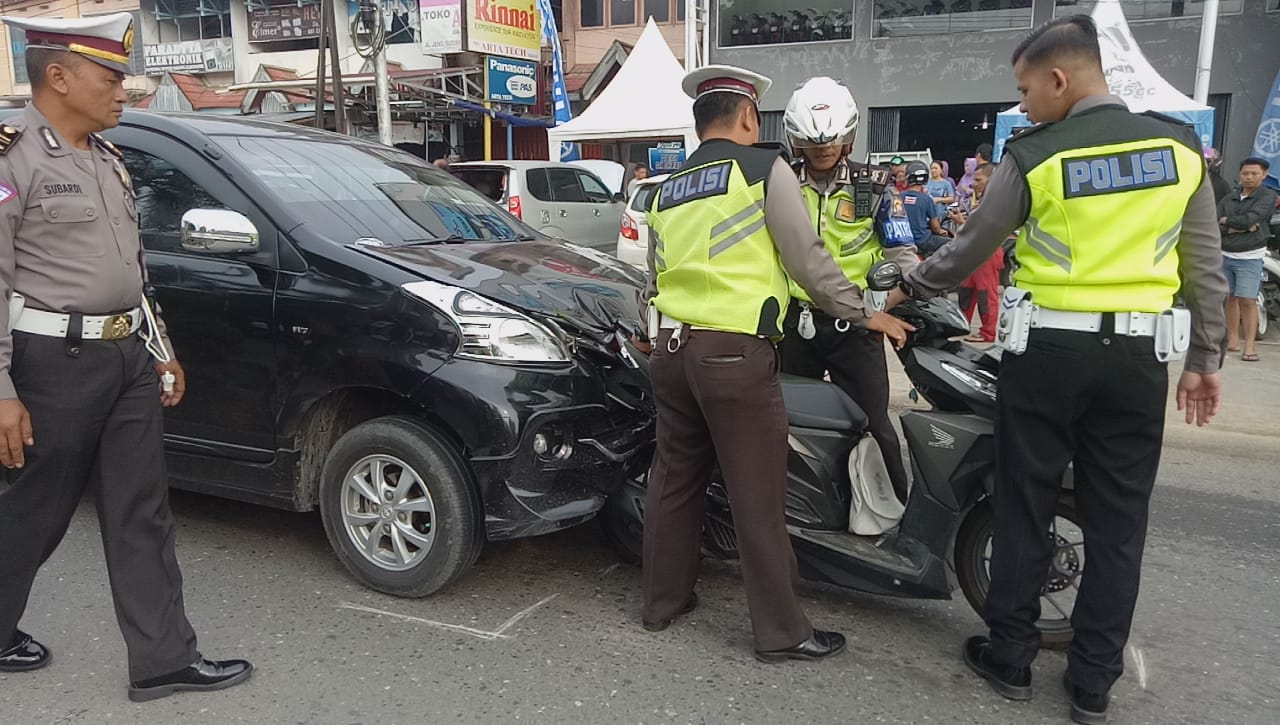 Foto--Kondisi kendaraan yang masih nyangkut di depan kap mobil Avanza warna hitam usai ditabrak truck dari belakang, Rabu (6/11) Pagi.