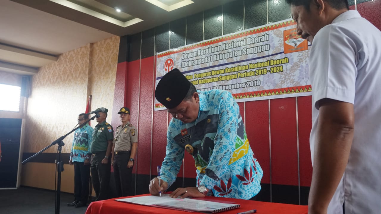 Foto—Batik Sabang Merah yang dikenakan Bupati Paolus Hadi ketika melantika pengurus Dekranasda Sanggau, Rabu (20/11)