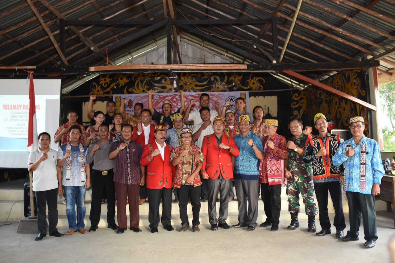 Foto--Ketua DAD Sanggau, Yohanes Ontot didampingi Wakil Ketua DPRD Sanggau, Acam, Sekretaris DAD Sanggau, Urbanus berfoto bersama usai penutupan Muadat pemilihan Ketua DAD masa bakti 2019-2024 di Aula Paroki Tayan Hilir, Kabupaten Sanggau, Jumat (15/11)