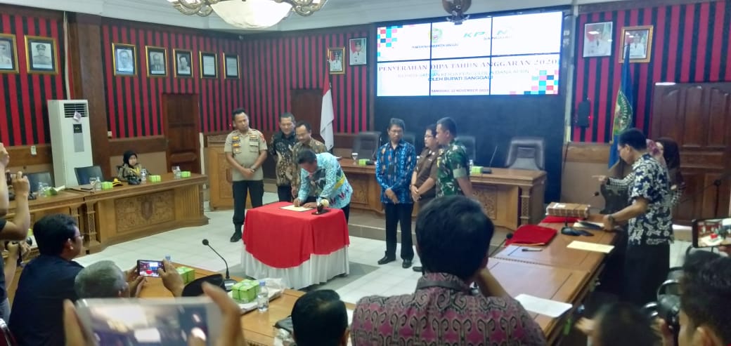 Penyerahan DIPA 2020 oleh Bupati Sanggau, Paolus Hadi kepada kepala satuan pengelola dana APBN, Jumat (22/11) di aula lantai I kantor Bupati Sanggau.