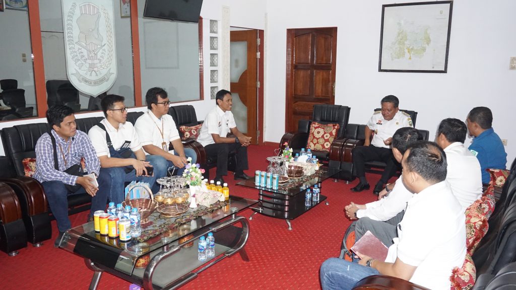Foto—General Manger PLN UIP Kalbar, Rachmad Lubis beserta rombongan ketika bertandang ke ruang kerja Bupati Paolus Hadi, Rabu (6/11)