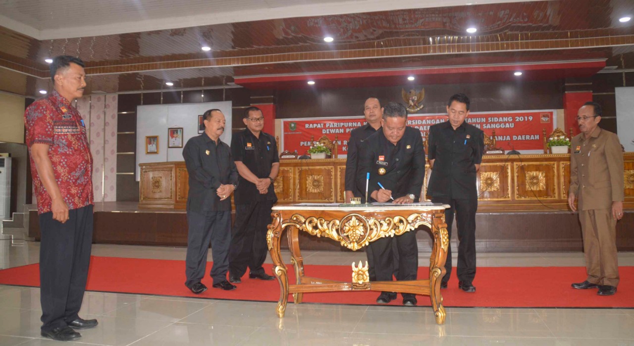 Bupati Paolus Hadi didampingi, Ketua dan Wakil Ketua DPRD Sanggau menandantangani Raperda APBD 2020, Kamis (28/11)