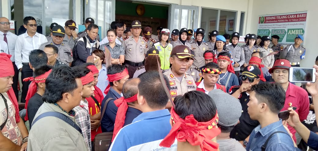 Foto--Sekjen DAD Sanggau Urbanus didampingi Kapolres menemui wartawan di pelataran halaman kantor Pengadilan Negeri Sanggau, Senin (25/11)