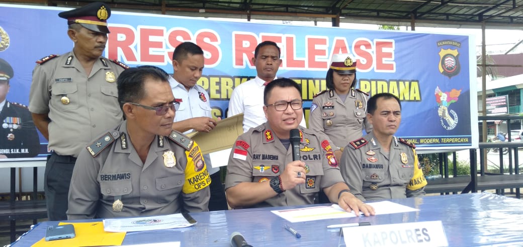 Foto---Kapolres Sanggau AKBP. Raymond Marcellino Masengi Didamping Waka Polres, Kabag Ops dan Para Kasat Saat Menggelar Press Releas Kinerja Akhir Tahun di Halaman Mapolres Sanggau, Selasa (31/12)—Kiram Akbar