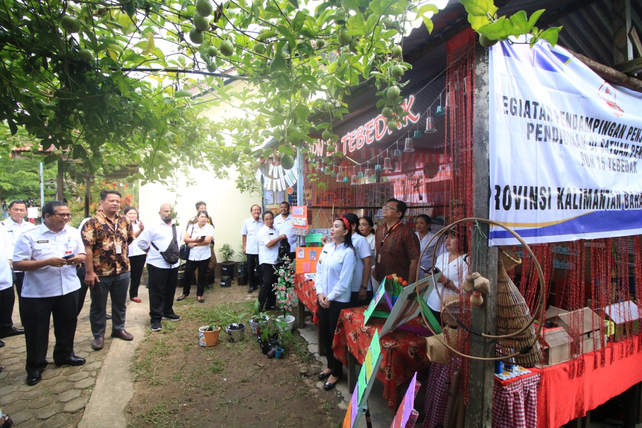 Bupati Landak Karolin Margret Natasa secara langsung meresmikan tiga Sekolah Dasar Negeri (SDN) Model Sekolah Hijau