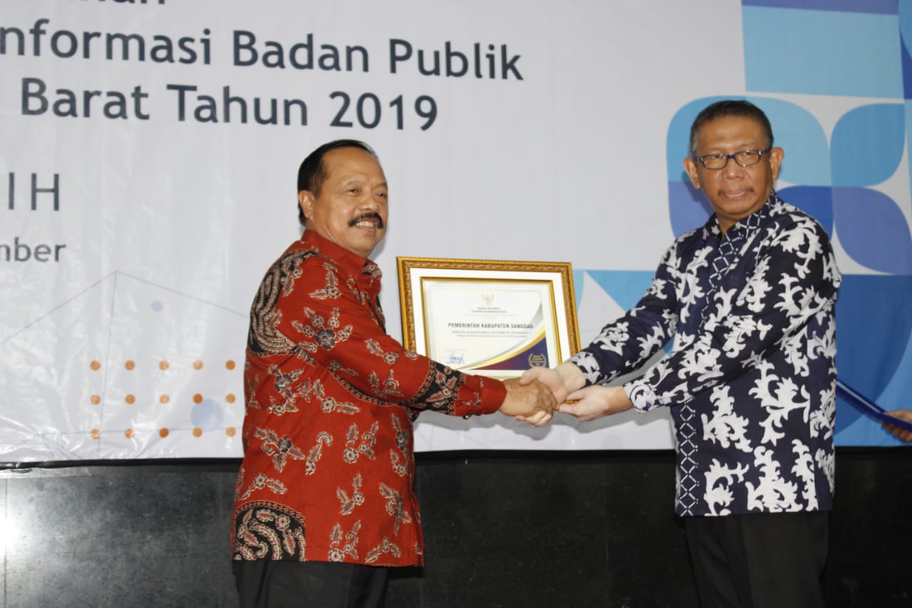 Foto---Wabup Yohanes Ontot menerima langsung penghargaan dari Gubernur Kalbar, Sutarmidji, Kamis (5/12)