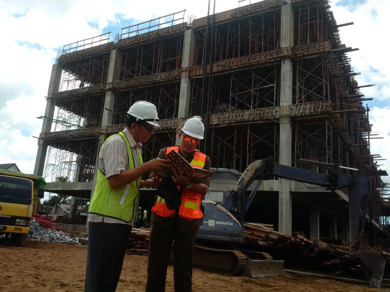 Ketua Komisi IV DPRD Provinsi Kalbar, Subhan Nur (kanan) mempertanyakan progres pembangunan RSUD Soedarso kepada Project Manager PT Citra Contractor Hasaja, Ferly Kalalo, Rabu (11/12/2019)